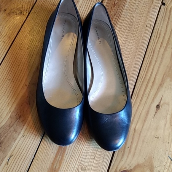 Tahari Ranma ballet flats with gold square heel - Picture 5 of 7